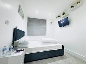 1 bedroom, iron/ironing board, free WiFi, bed sheets - Private En-Suite Room near Cardiff City Centre (Cardiff)