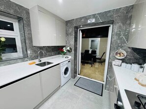 Fridge, microwave, oven, stovetop - Private En-Suite Room near Cardiff City Centre (Cardiff)