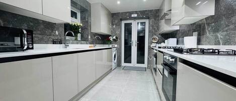 Frigorífico, microondas, horno y placa de cocina