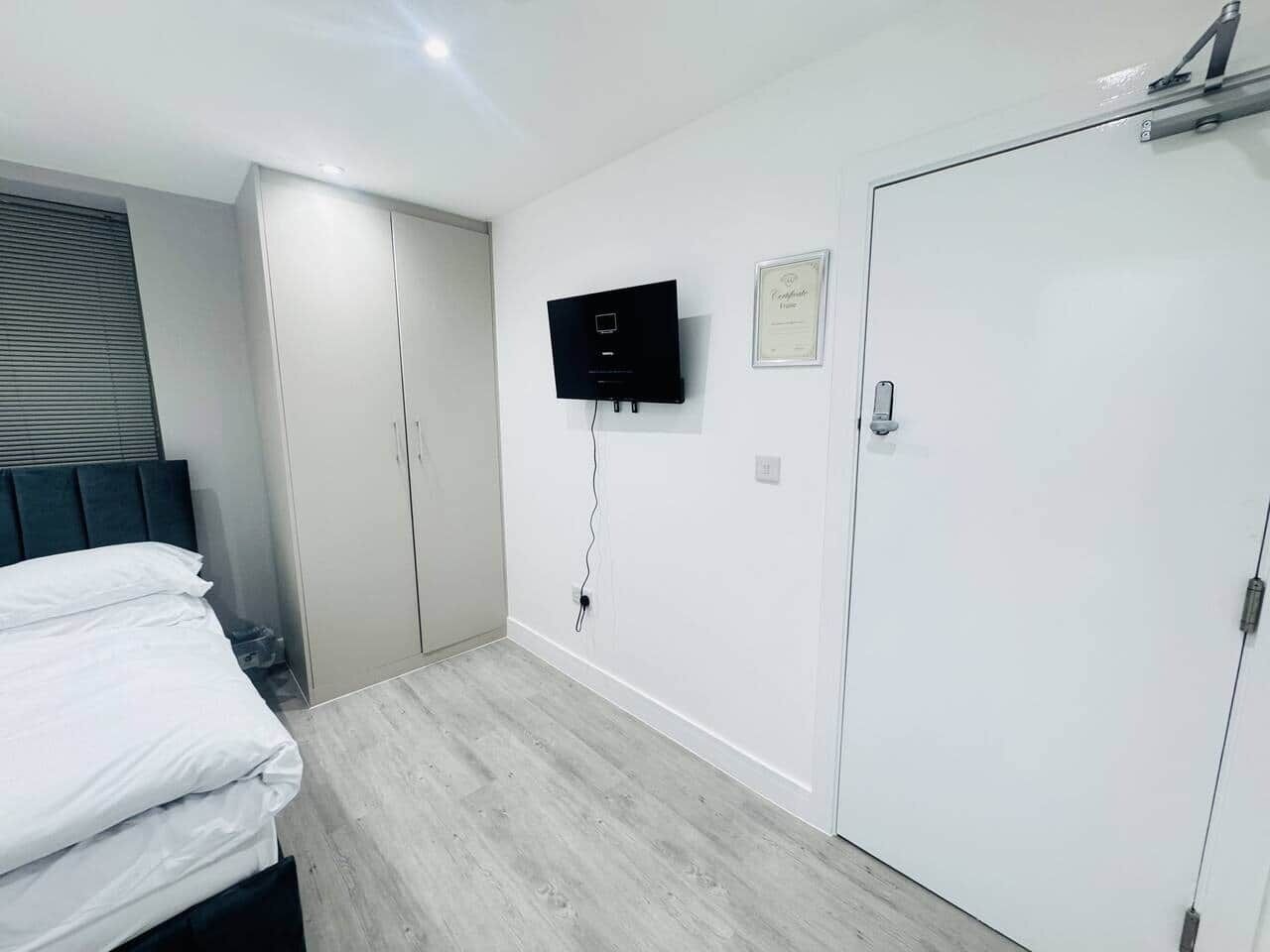 1 habitación, tabla de planchar con plancha, wifi gratis y ropa de cama 