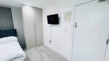 1 habitación, tabla de planchar con plancha, wifi gratis y ropa de cama