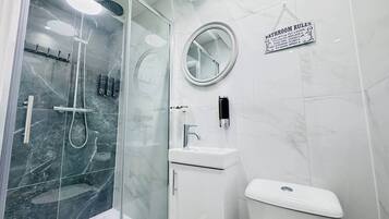 Haartrockner, Handtücher, Seife, Shampoo