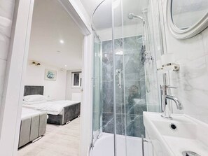 Secador de cabelo, toalhas de banho, sabonete, shampoo