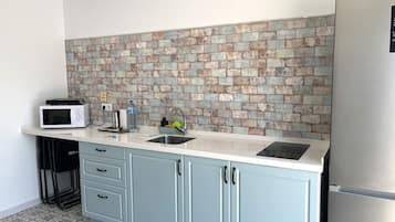 Comfort Apartment, Patio | Private kitchen | Fridge, microwave, stovetop, dishwasher