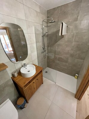 淋浴设施、吹风机、毛巾