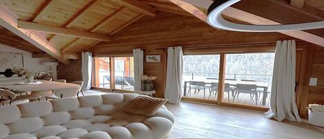 TV connectée, cheminée, baby-foot