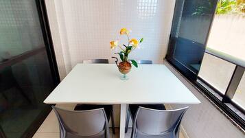 Basic Apartment | Outdoor dining