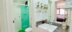 Appartement | Salle de bain | Douche, serviettes fournies, savon, papier toilette