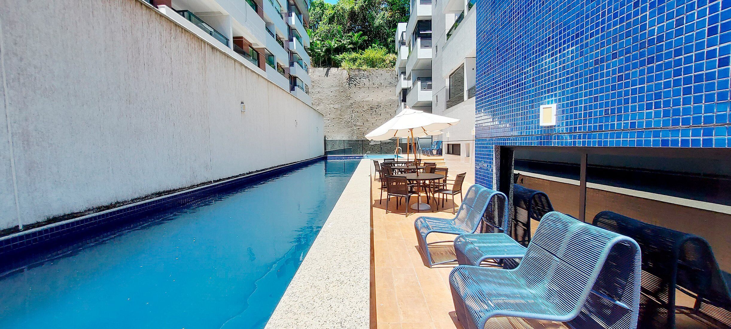 Una piscina al aire libre