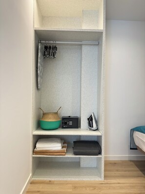 Apartamento Estudio 7 | In-room safe, blackout drapes, iron/ironing board, free WiFi - Apart Hotel Happy Life (Alicante)