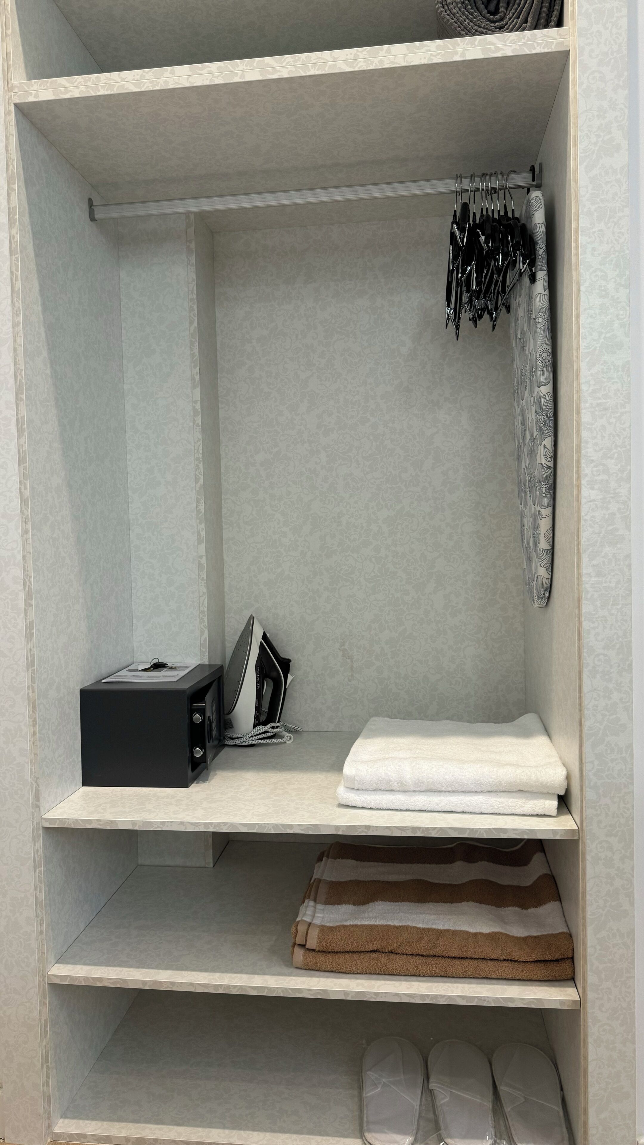 セーフティボックス (室内)、遮光カーテン、アイロン / アイロン台、WiFi (無料)