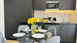 Una cocina moderna con comedor dispuesto para cuatro.