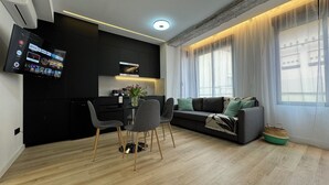 Un espacio moderno para vivir con comedor, sofá y cocina.