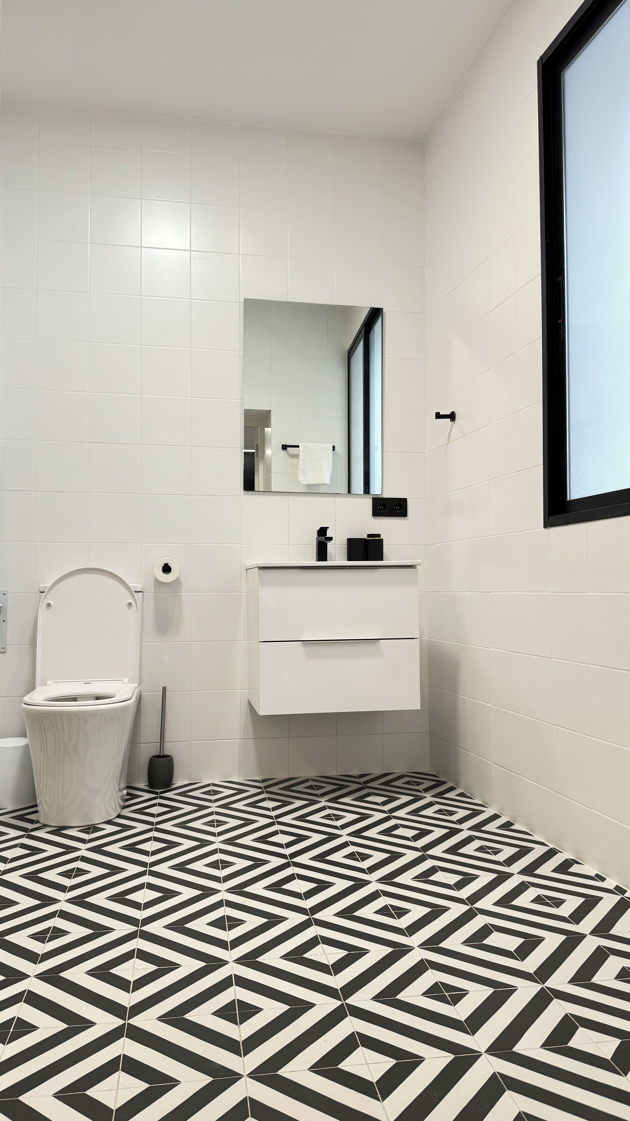 Studio | Badkamer | Een haardroger, handdoeken, zeep, shampoo