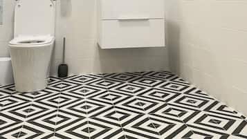 Studio | Badkamer | Een haardroger, handdoeken, zeep, shampoo