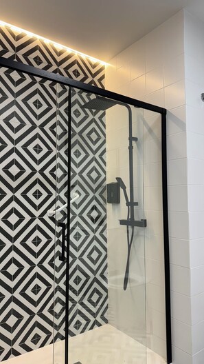 Hair dryer, towels, soap, shampoo - Apart Hotel Happy Life  (Alicante (Alacant))