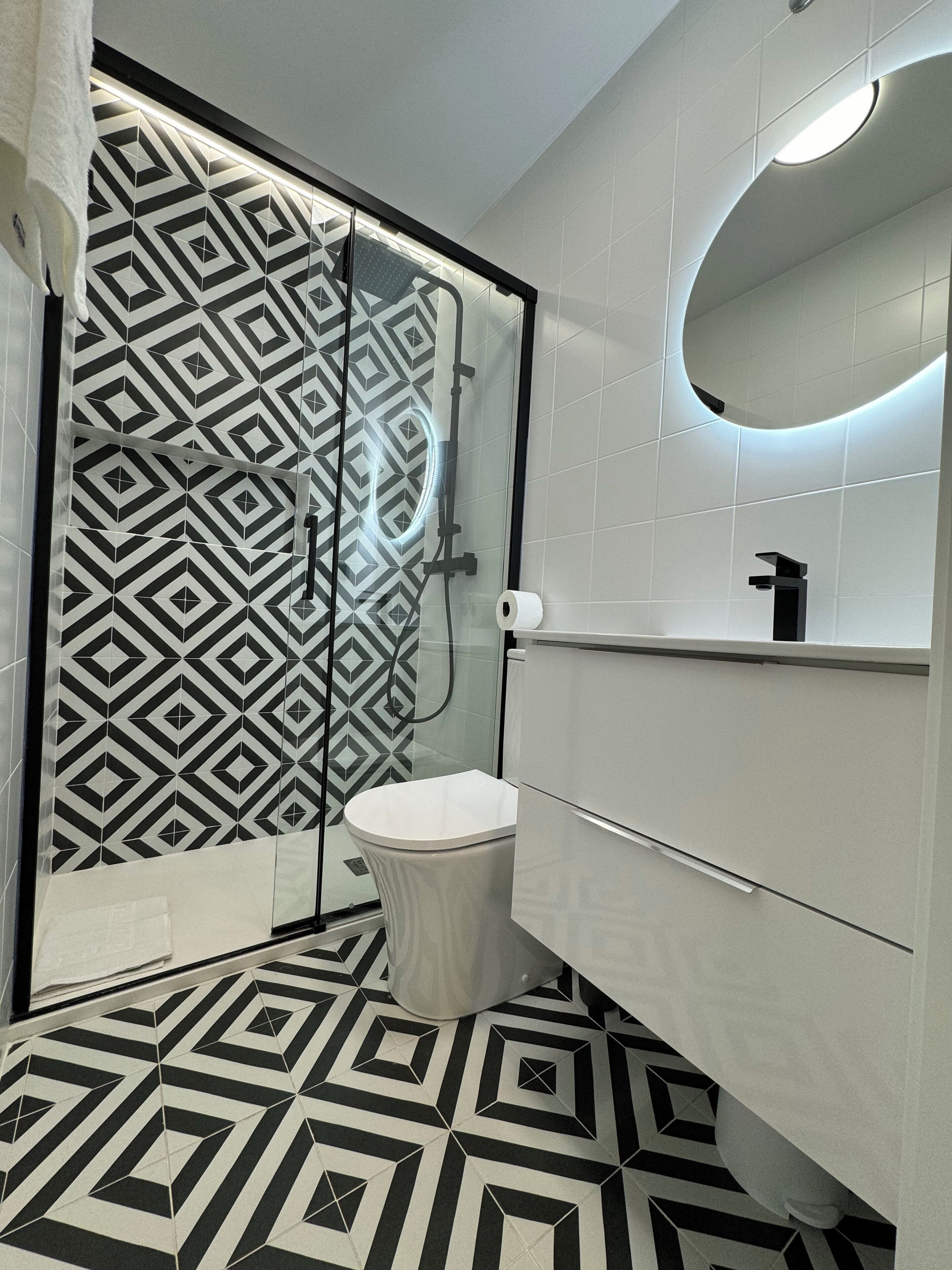 Studio | Badkamer | Een haardroger, handdoeken, zeep, shampoo