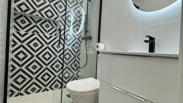 Studio | Badkamer | Een haardroger, handdoeken, zeep, shampoo