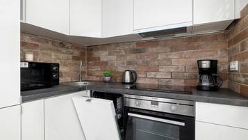 Réfrigérateur, micro-ondes, four, plaque de cuisson