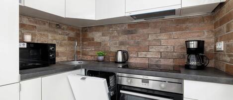 Kjøleskap, mikrobølgeovn, ovn og kokeplater