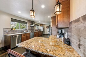 Coffee/tea maker, fridge, microwave, oven - Heavenly Heights Chalet: Lakeviews, Hot Tub, BBQ (South Lake Tahoe)