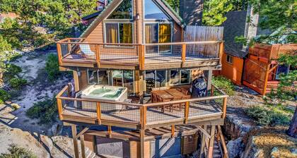 Heavenly Heights Chalet: Lakeviews, Hot Tub, BBQ