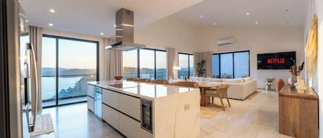 Refrigerador, microondas, horno y parrilla de estufa