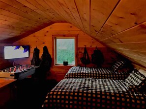 2 bedrooms, iron/ironing board, internet, bed sheets