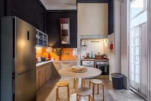 Køleskab, mikrobølgeovn, ovn, kogeplade