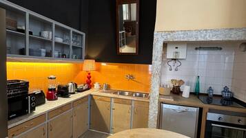 Kjøleskap, mikrobølgeovn, ovn og kokeplater