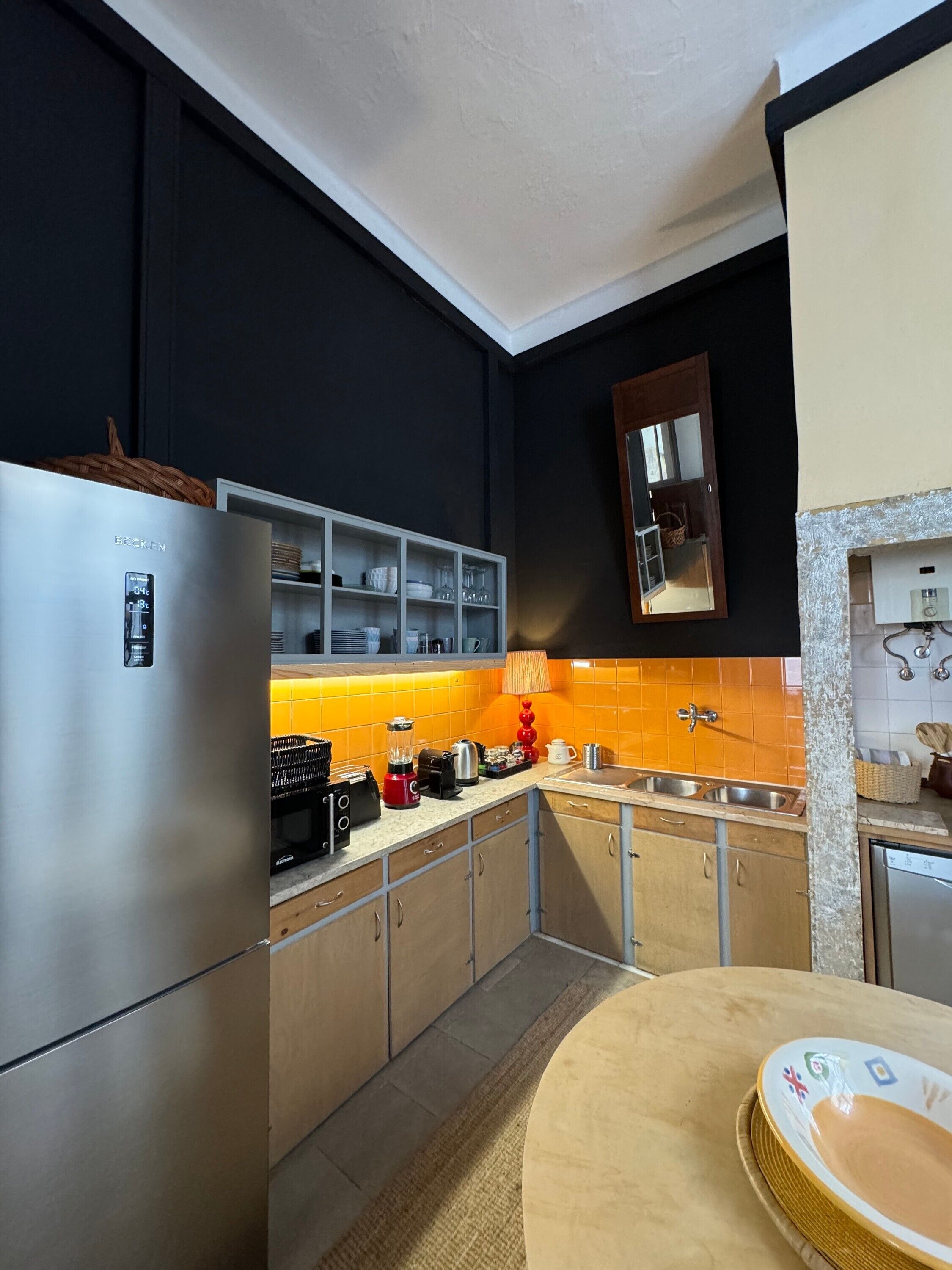 Kjøleskap, mikrobølgeovn, ovn og kokeplater