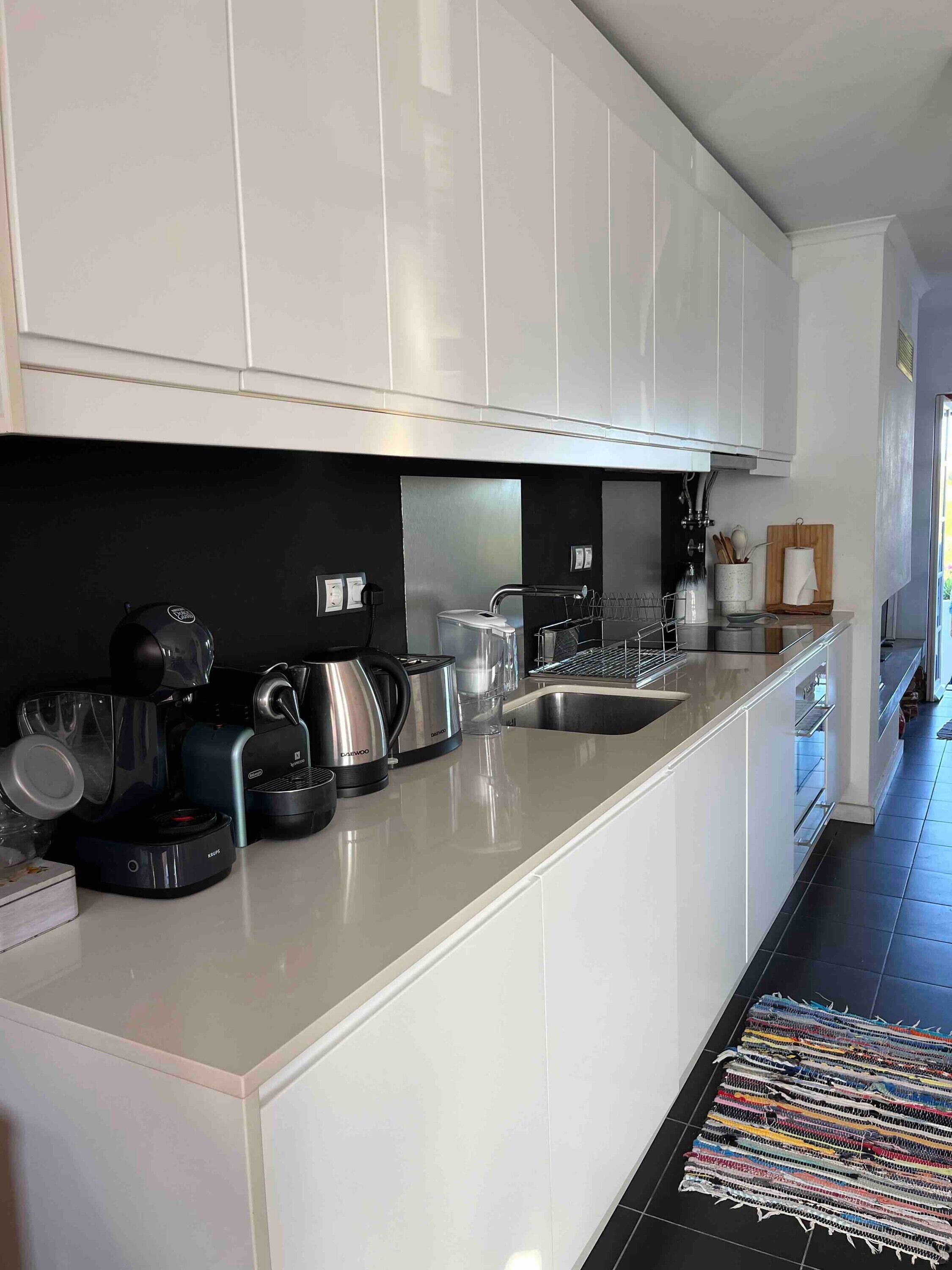 Kühlschrank, Mikrowelle, Ofen, Herdplatte