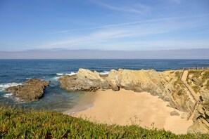 Beach nearby - Holiday Home 'Stylish Alentejo Beach Houseporto' with Sea View, Private Terrace and Wi-Fi (Porto Covo)