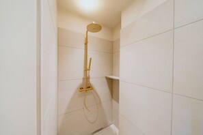 Secadora de cabello, toallas, papel de baño 