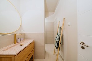 Hair dryer, towels, toilet paper - Boutique Urban Nest | Cozy & Central 1 (Berlin)