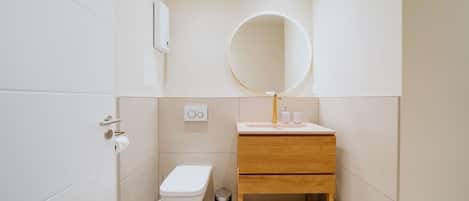 SĂšche-cheveux, serviettes fournies, papier toilette