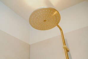 Secadora de cabello, toallas, papel de baño 