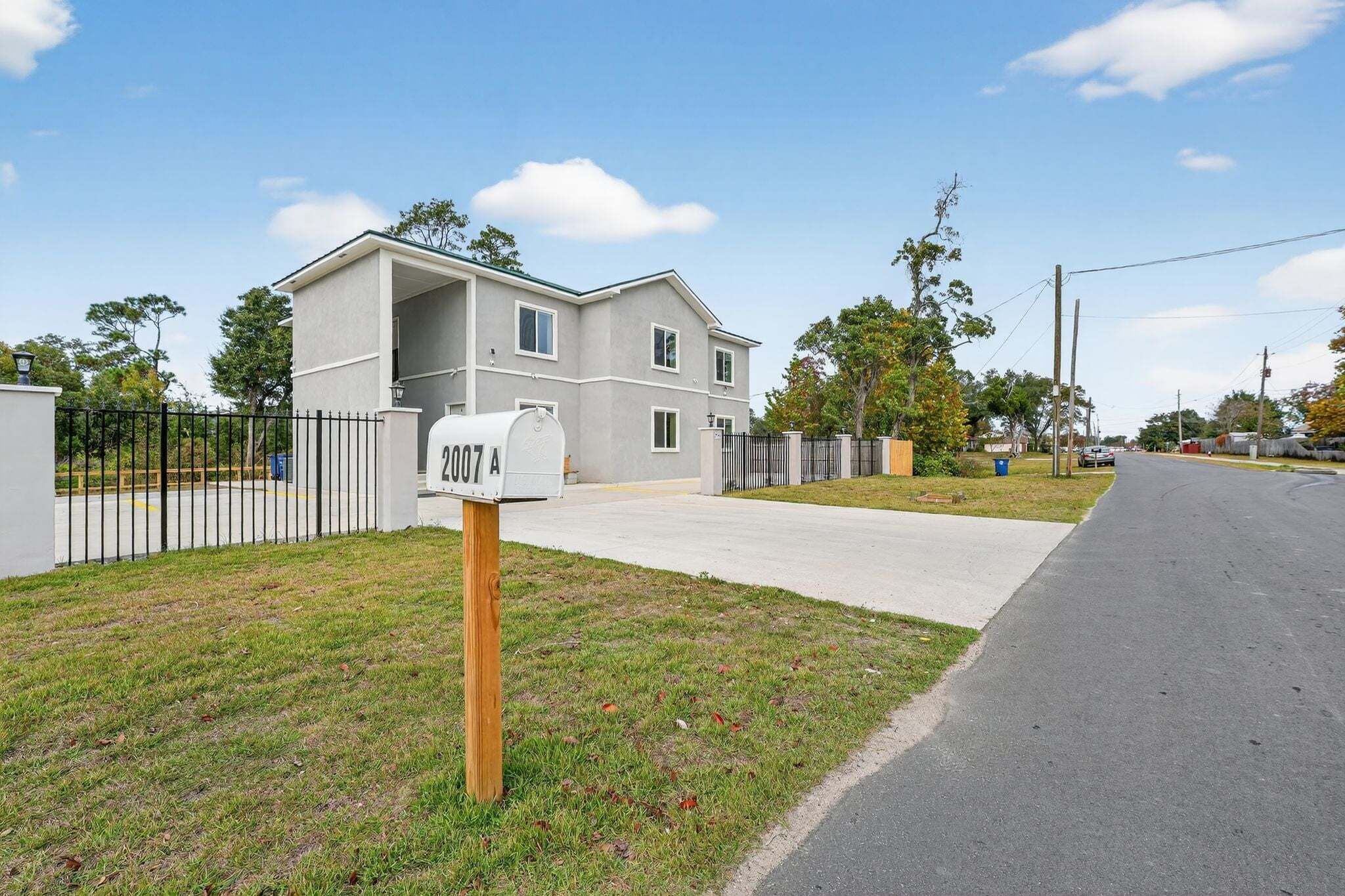 Una casa residencial con un buzón que dice "2007 A" en un barrio residencial.