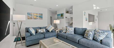 Dúplex, 3 habitaciones | Área de sala de estar | Smart TV y servicios de streaming