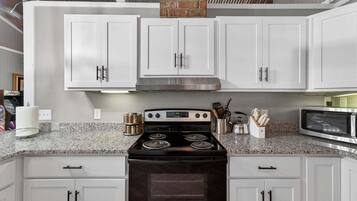 Hus, 3 soverom | Eget kjøkken | Kjøleskap, ovn, kaffetrakter/tekoker og brødrister