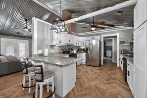 Casa, 3 habitaciones | Cocina privada | Refrigerador, horno, cafetera y tetera y tostadora 