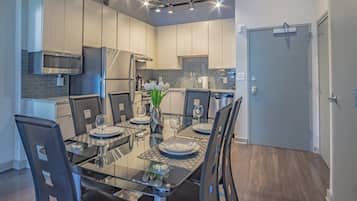 Apartamento, 2 quartos | Opções para refeição