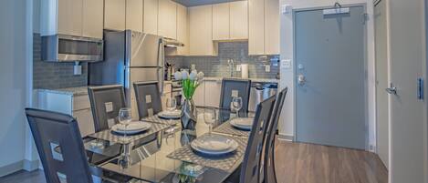 Apartment, 2 Bedrooms | Dining