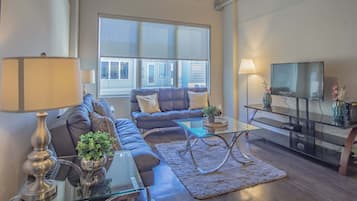 Apartamento, 2 quartos | Área de estar | Smart TV, serviços de streaming