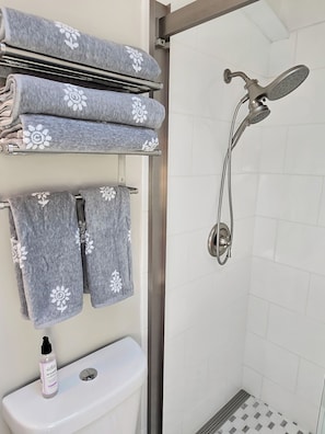Bathroom - Beachfront 3 Bedroom Condo Just Steps to the Atlantic Ocean! Dune Village #7 (Ocean City)