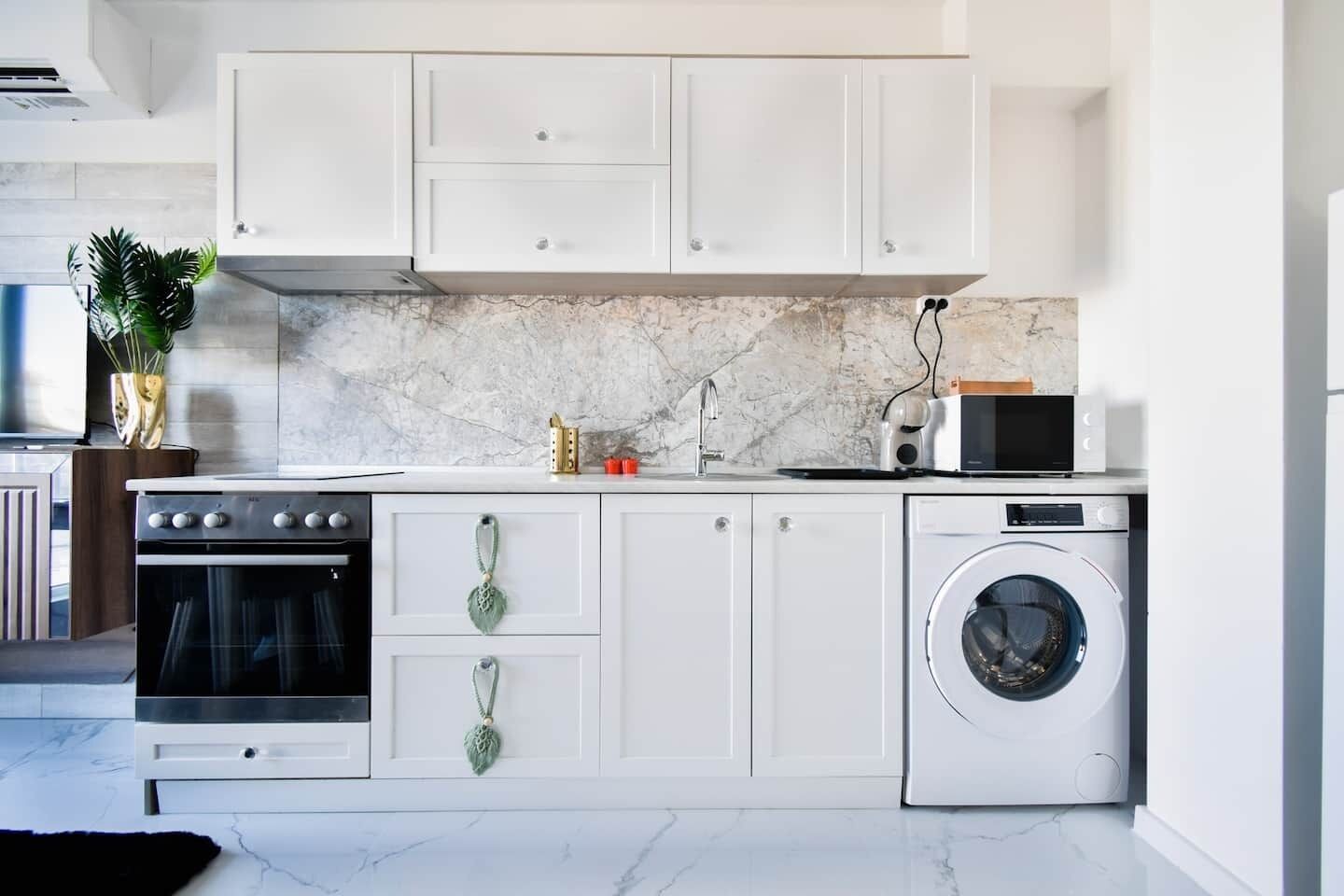 Horno, parrilla de estufa, cafetera y tetera y utensilios de cocina 