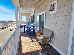 Property grounds - Downtown 3 bedroom condo. 2 blocks to the boardwalk, beach and Atlantic Ocean! SB301 (Ocean City)