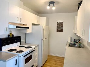 Fridge, microwave, oven, stovetop - Condos of Mont-Trinité #190 (Saint-Michel-des-Saints)