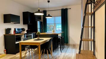 Een koelkast, een microgolfoven, een oven, een kookplaat