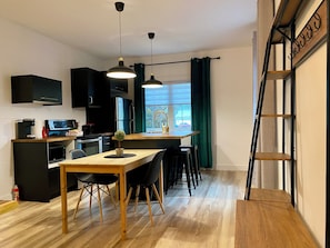 Een koelkast, een microgolfoven, een oven, een kookplaat